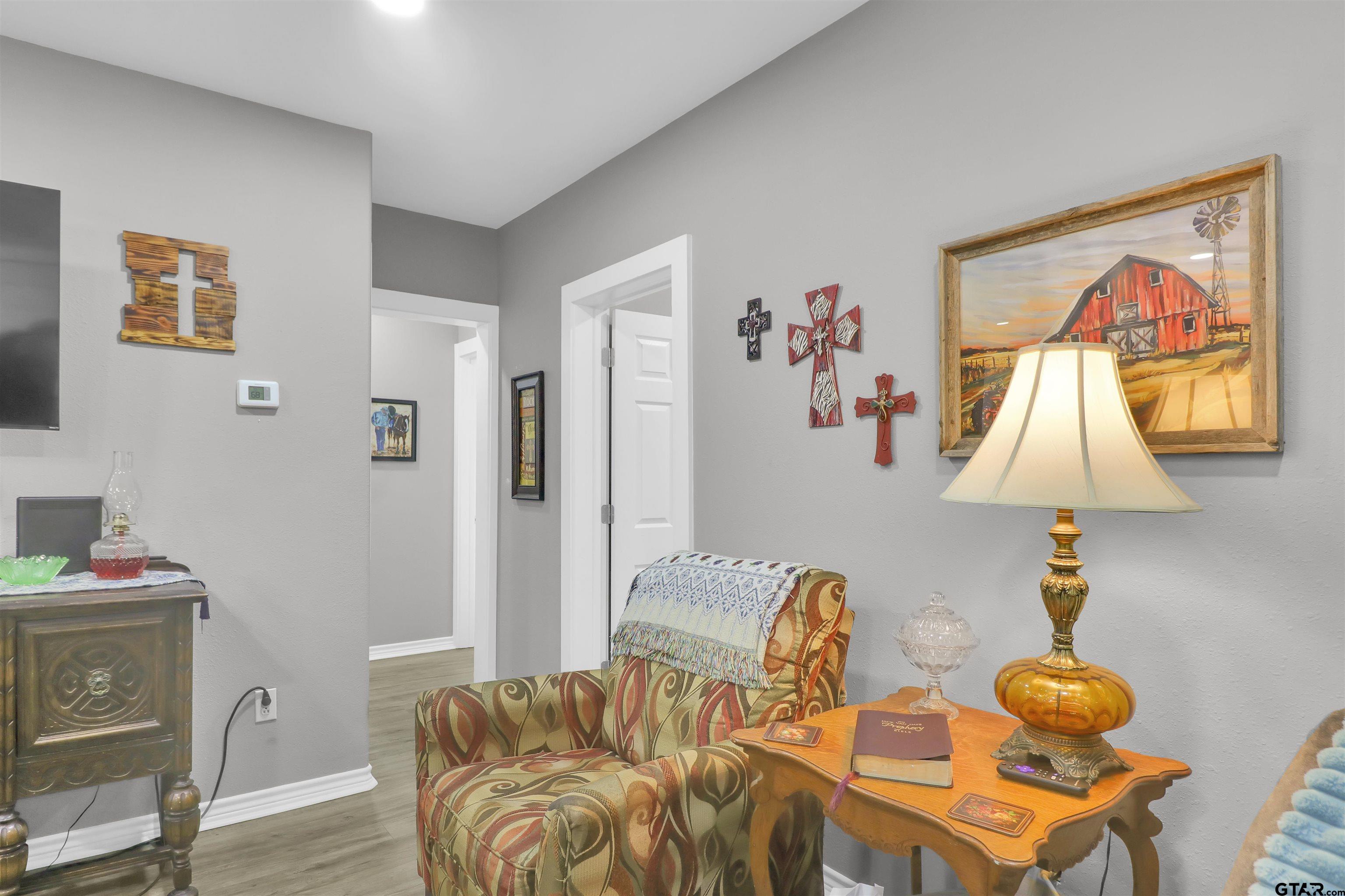 554 East San Antonio Street Alto, TX 75925 - Photo 8 of 28 a living room with furniture and a lamp