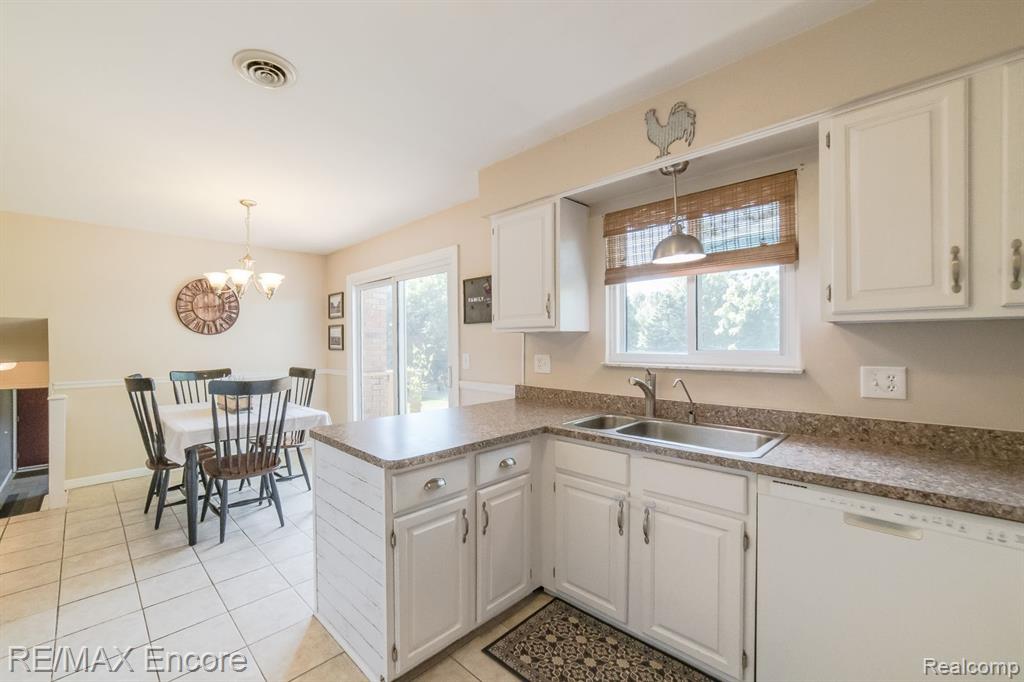 8615 Rattalee Lake Road Clarkston, MI 48348 - Photo 12 of 44