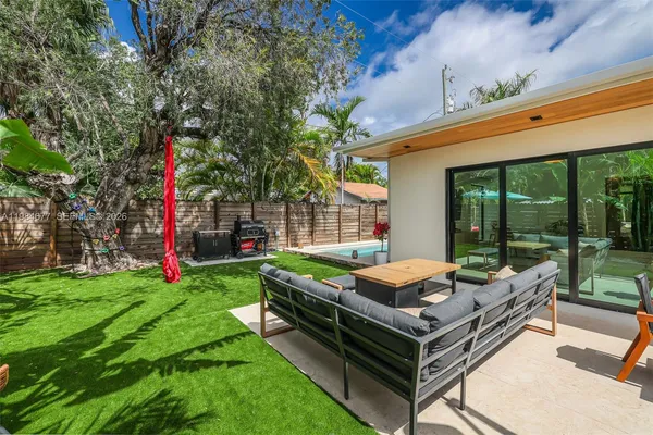 $2,395,000 | 905 Fairway Drive, Miami Beach, FL 33141