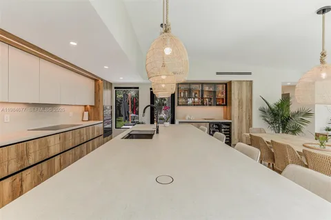 $2,575,000 | 905 Fairway Drive, Miami Beach, FL 33141