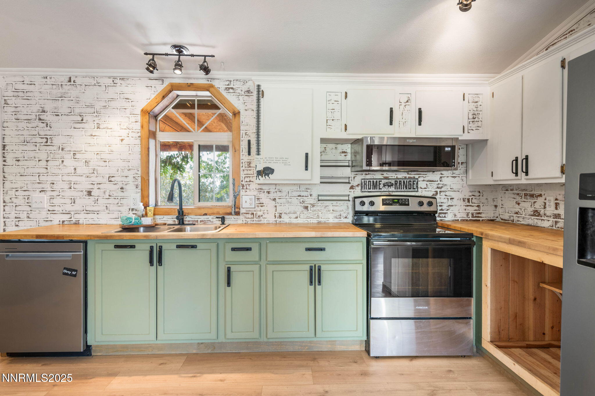 1535 Topaz Ranch Drive Topaz Ranch Estates, NV 89444 - Photo 7 of 38 a kitchen with stainless steel appliances granite countertop a stove and a sink