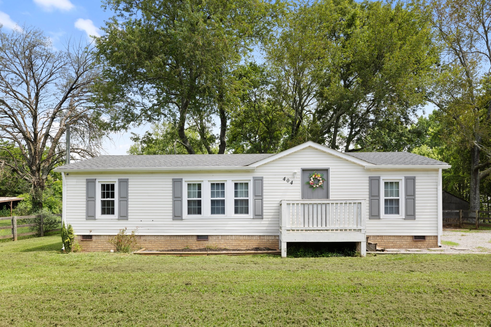 404 Broadview Street Chapel Hill, TN 37034 - Photo 1 of 21 a front view of a house with a garden