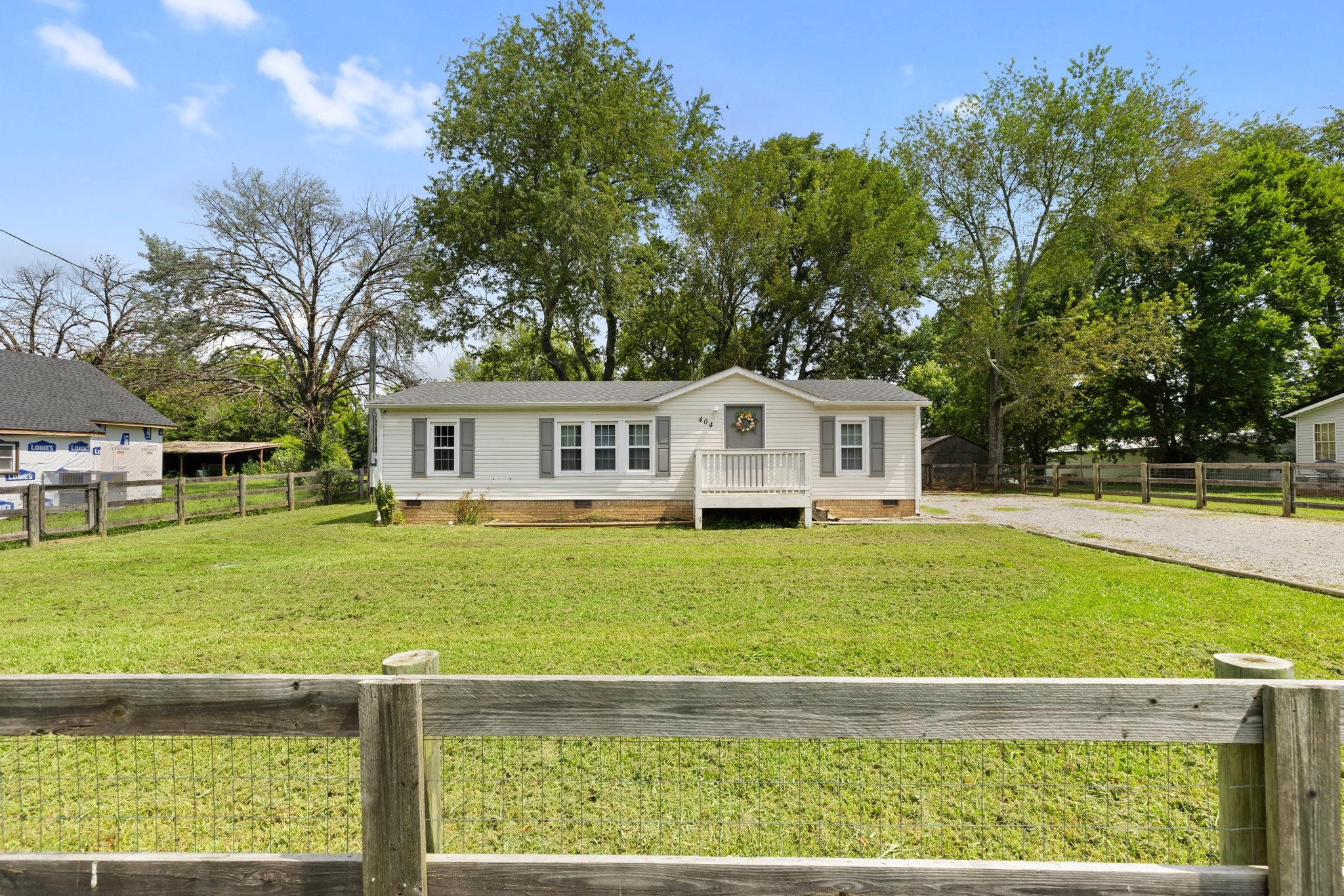 404 Broadview Street Chapel Hill, TN 37034 - Photo 2 of 21 a front view of a house with garden