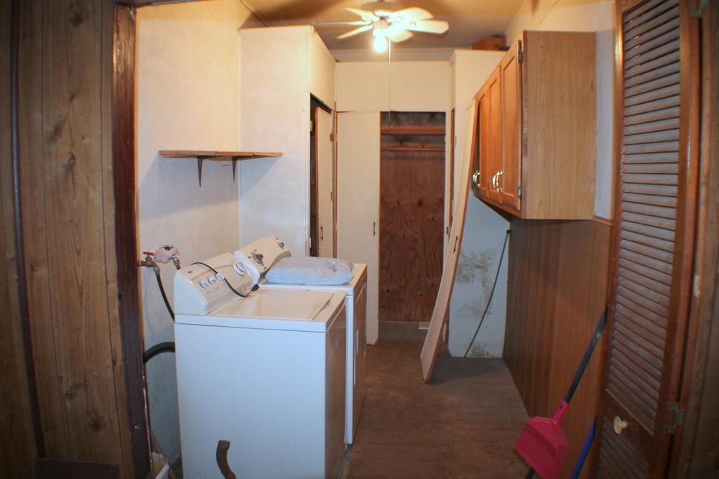 2602 Saltus Street Houston, TX 77003 - Photo 12 of 22 a bathroom with a sink toilet and mirror