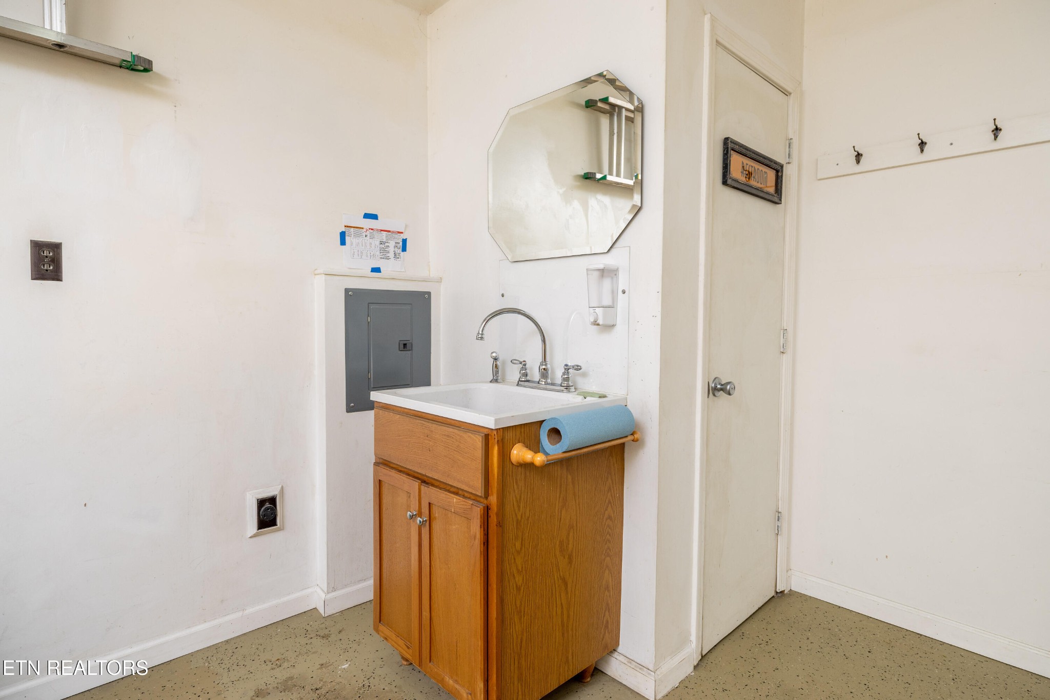 3941 Simpson Road Lenoir City, TN 37772 - Photo 33 of 35 a utility room with dryer and washer