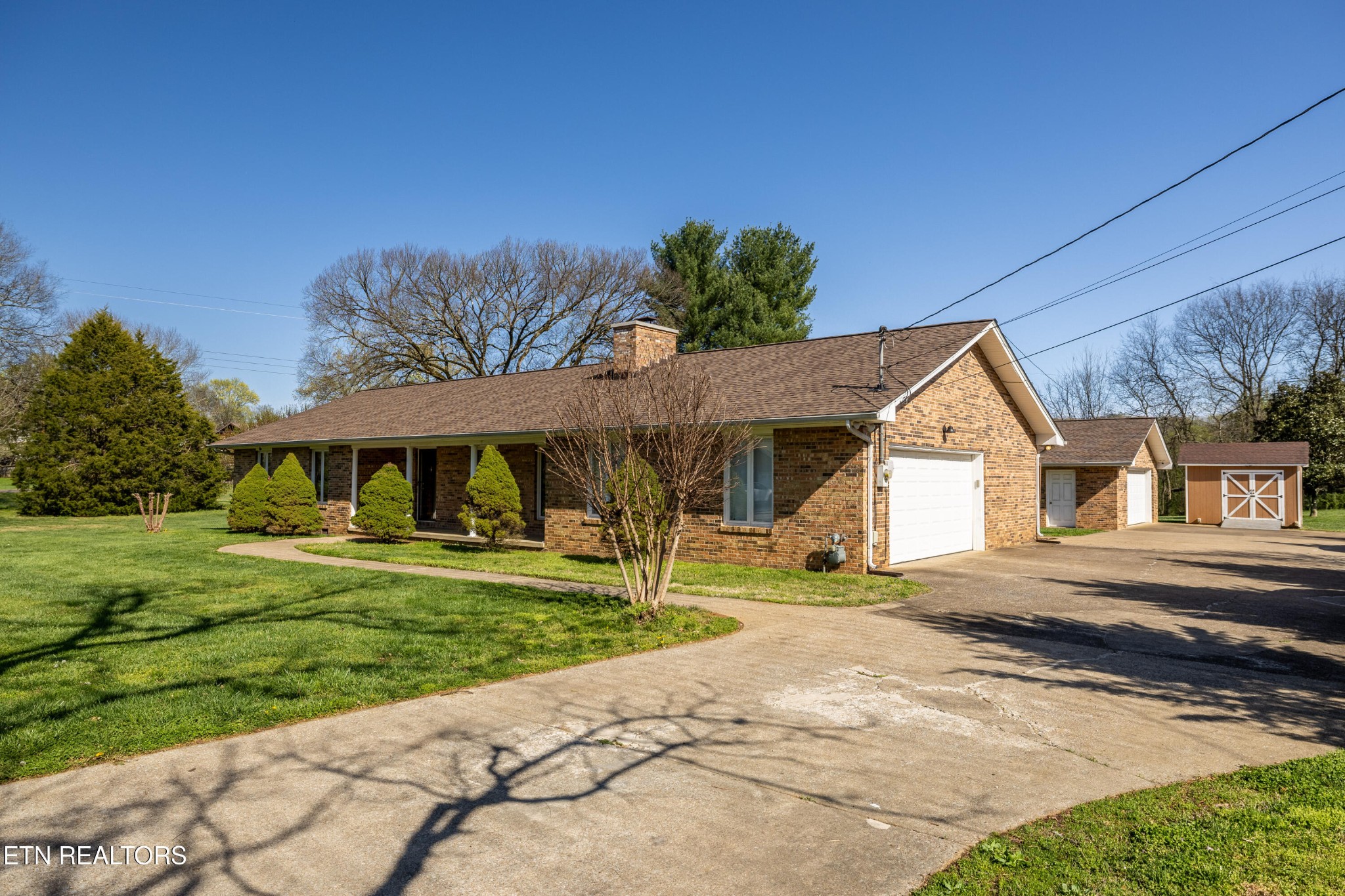 3941 Simpson Road Lenoir City, TN 37772 - Photo 5 of 35 a front view of a house with a yard