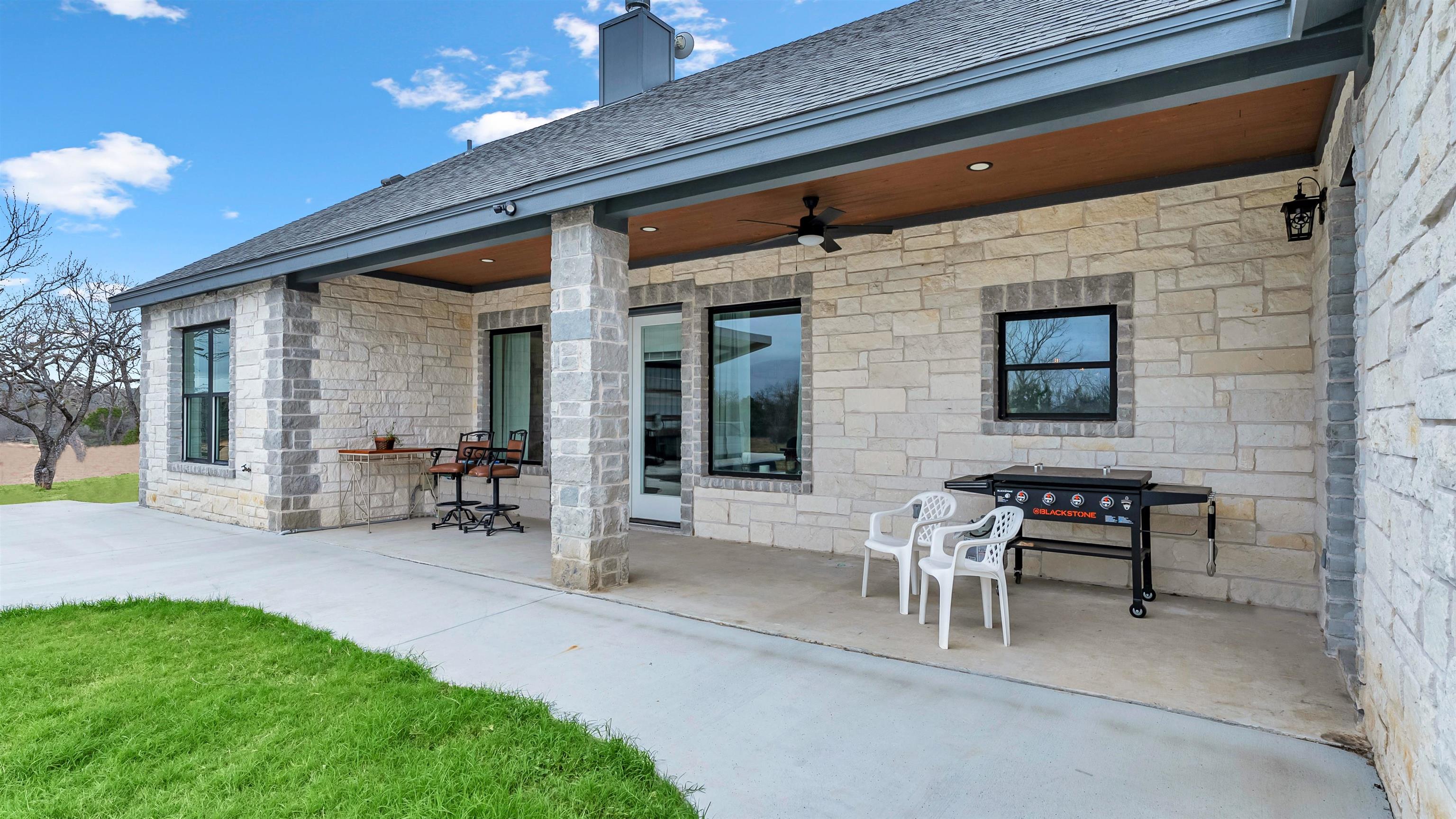 292 Oak Ridge Trail Kingsland, TX 78639 - Photo 24 of 29 a patio with chairs and a table
