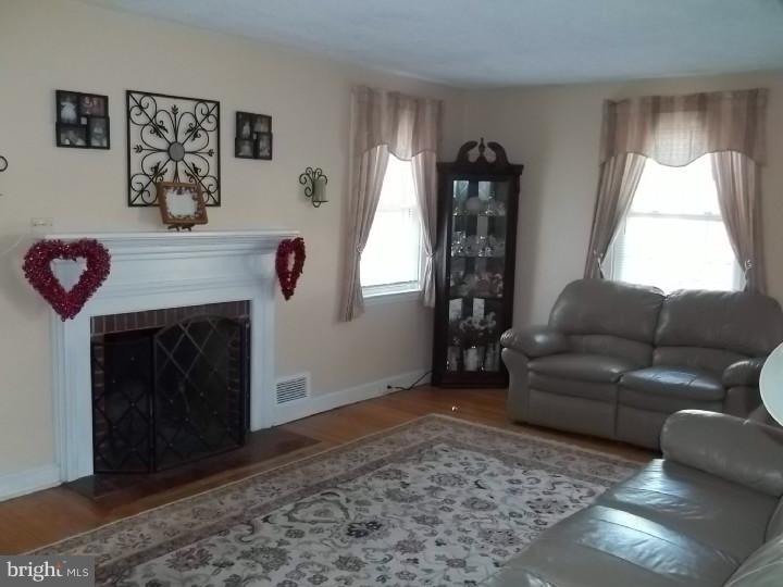 416 Pomeroy Street Ridley Park, PA 19078 - Photo 8 of 20 Living Room