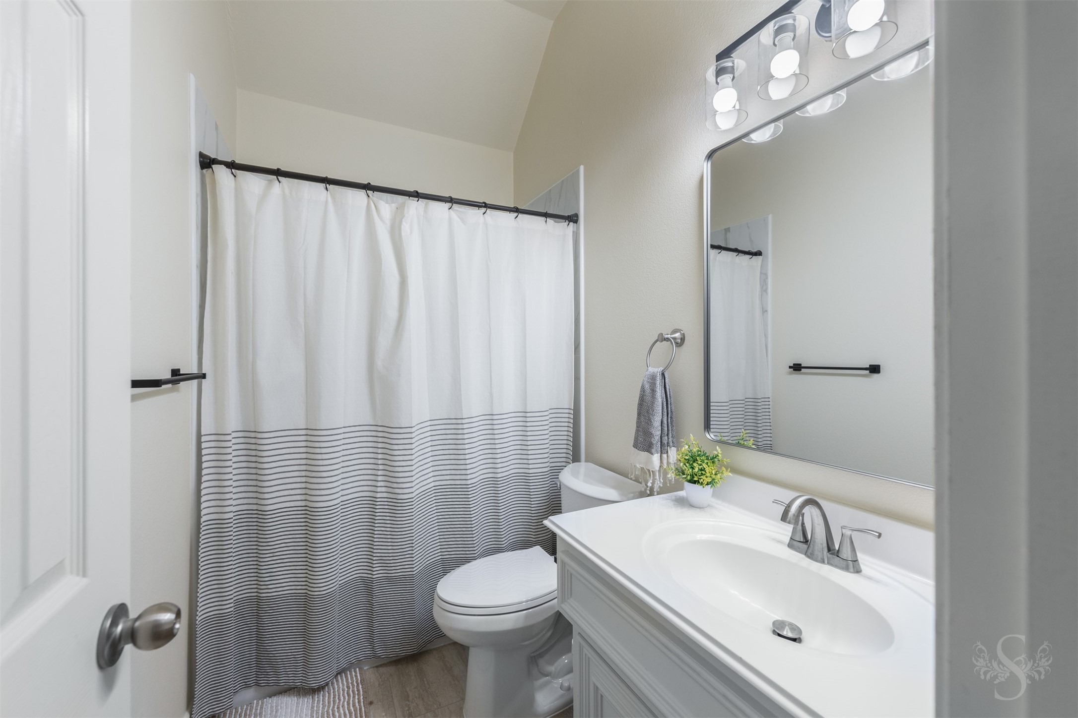 3919 Bianca Spring Lane Katy, TX 77494 - Photo 35 of 50 Full bath #3, located upstairs.