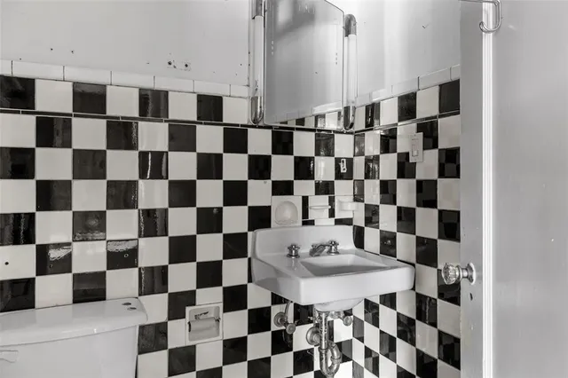 $1,900,000 | 1803 N Highway, Glen Rose, TX 76043