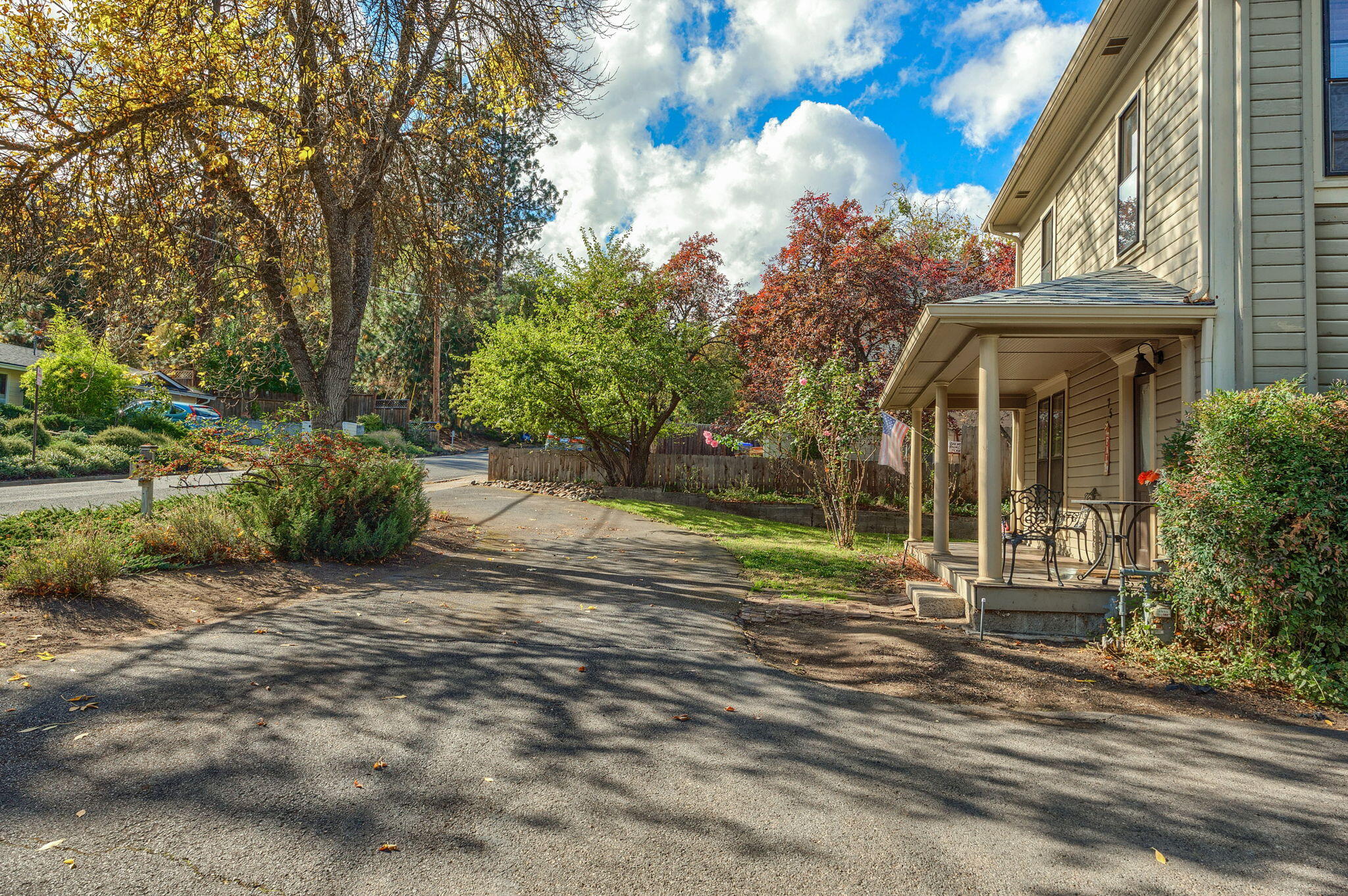 75 Wimer Street Ashland, OR 97520 - Photo 5 of 44 a view of a house with a yard