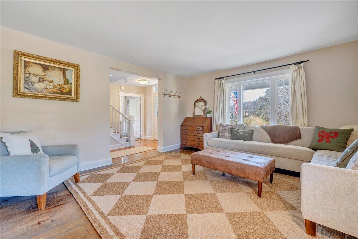 7758 Old Fincastle Road Fincastle, VA 24090 - Photo 20 of 99 a living room with furniture and a rug