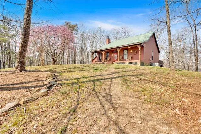 a view of back yard of the house