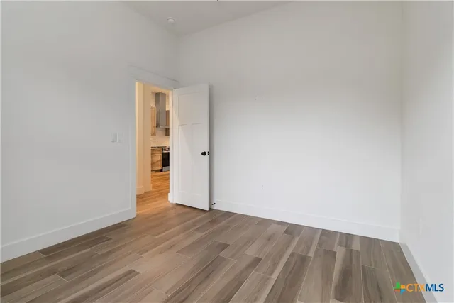 a view of an house with backyard