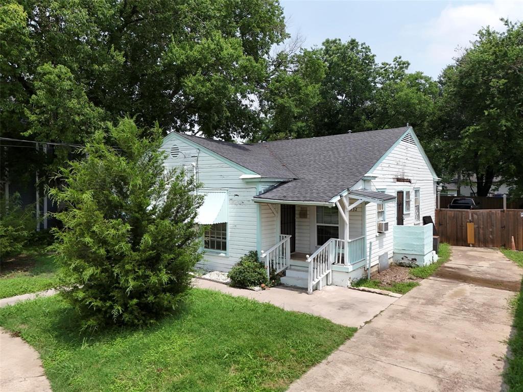 5532 Junius Street Dallas, TX 75214 - Photo 2 of 9 a front view of house with yard and green space
