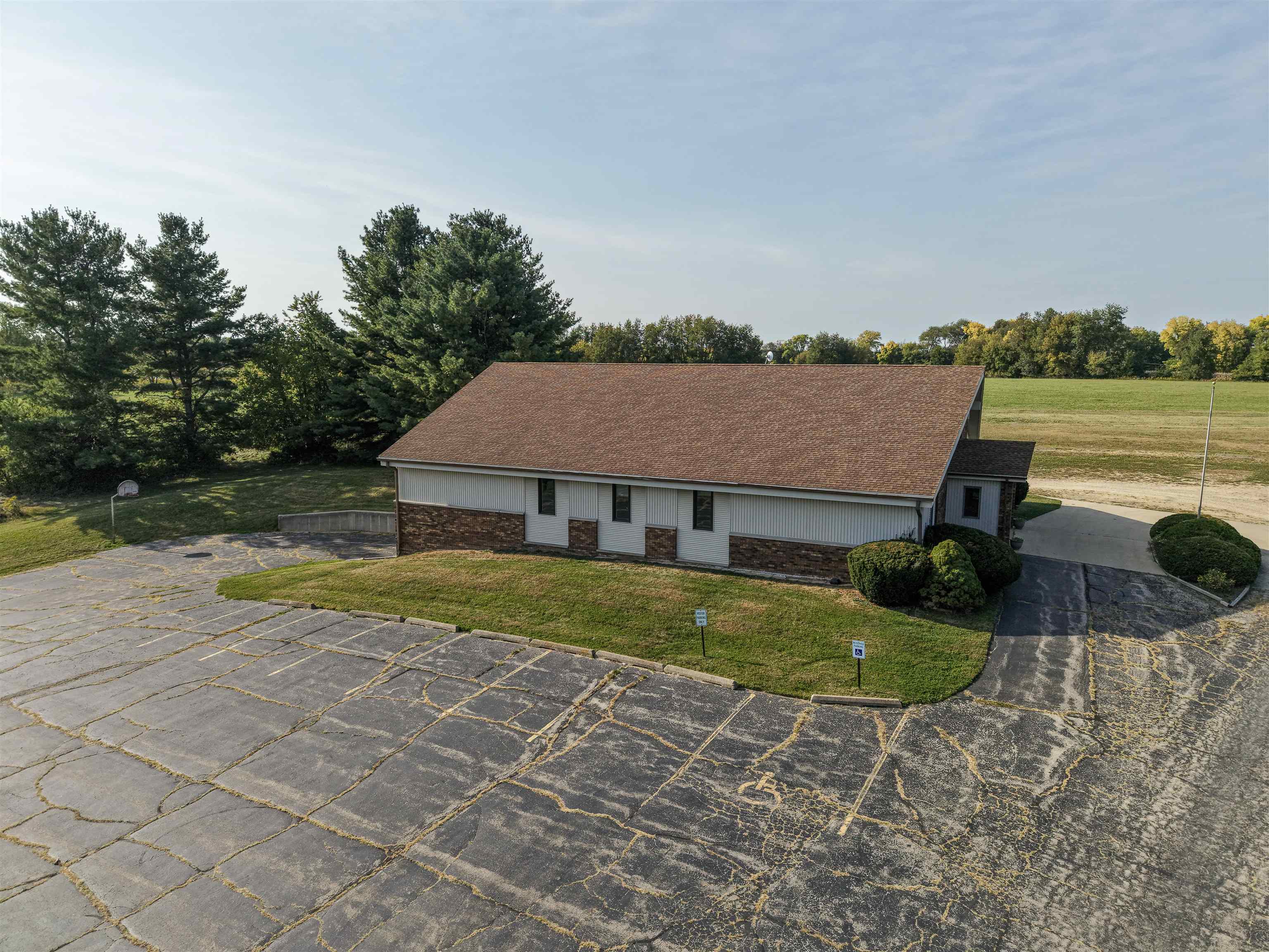 2810 West Pearl City Road Freeport, IL 61032 - Photo 10 of 16 a view of a house with swimming pool and a yard