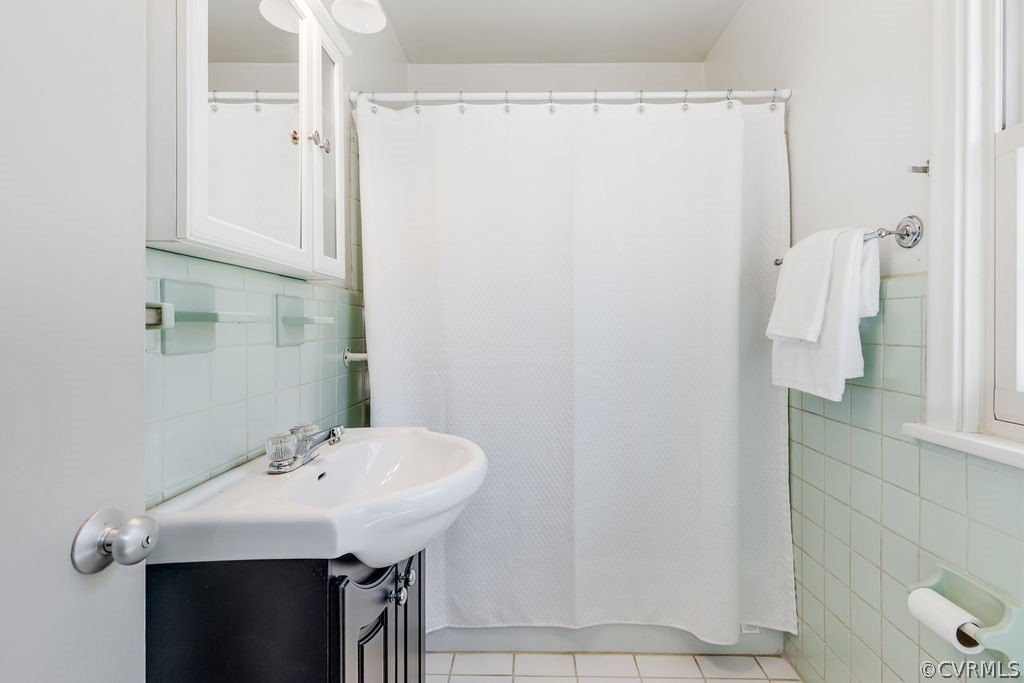 9135 Derbyshire Road, Unit G Henrico, VA 23229 - Photo 23 of 44 a bathroom with a sink and a mirror