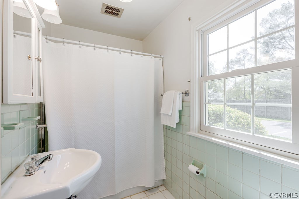 9135 Derbyshire Road, Unit G Henrico, VA 23229 - Photo 24 of 44 a bathroom with a sink and a large window