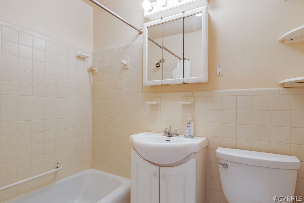 9135 Derbyshire Road, Unit G Henrico, VA 23229 - Photo 32 of 44 a bathroom with a sink a toilet and shower
