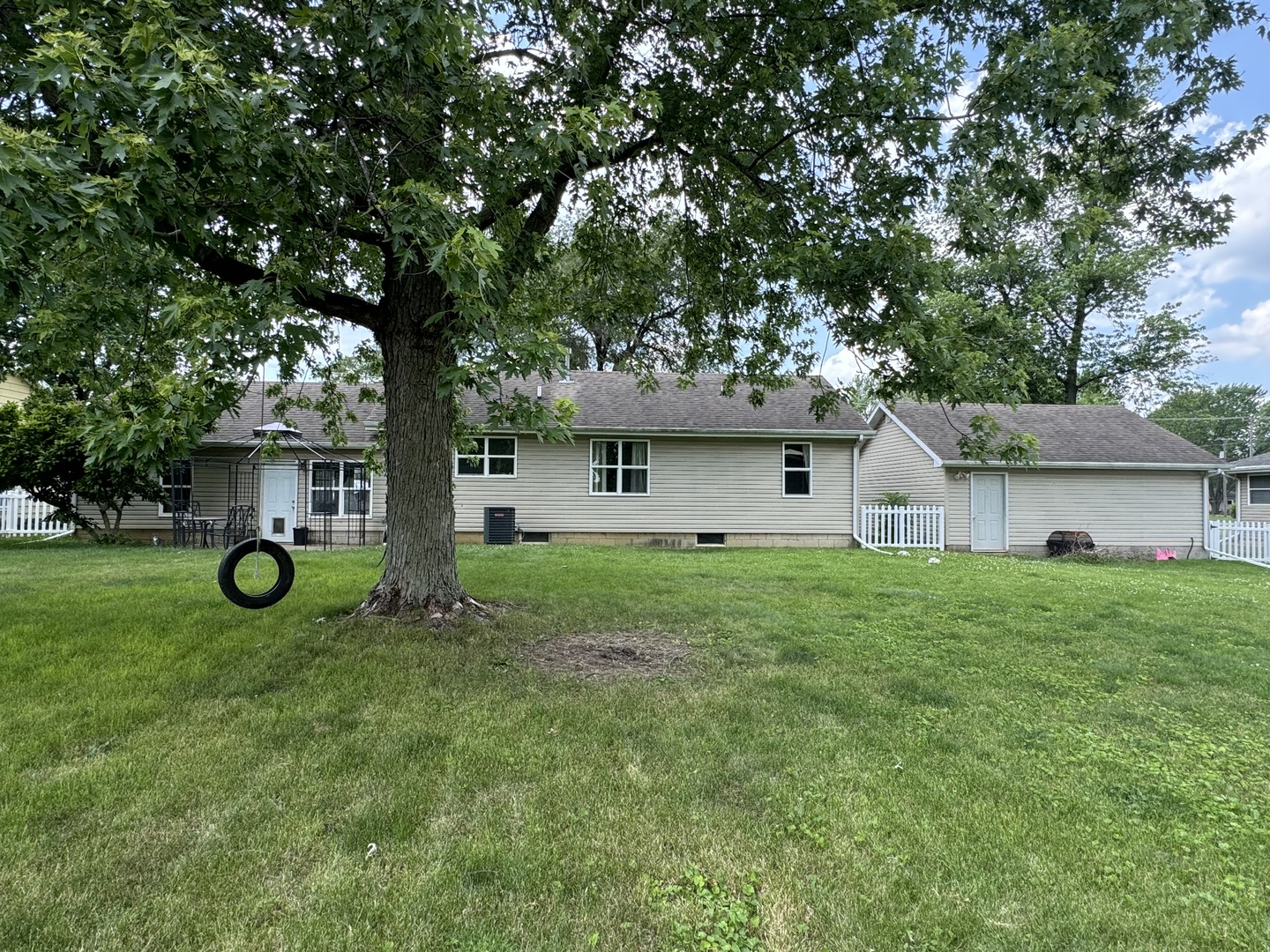374 North Park Road Herscher, IL 60941 - Photo 13 of 16 a view of a house with backyard and garden