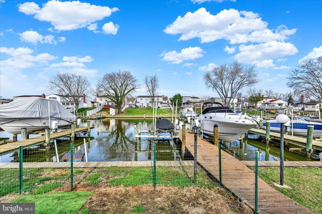 a view of yard in front of house