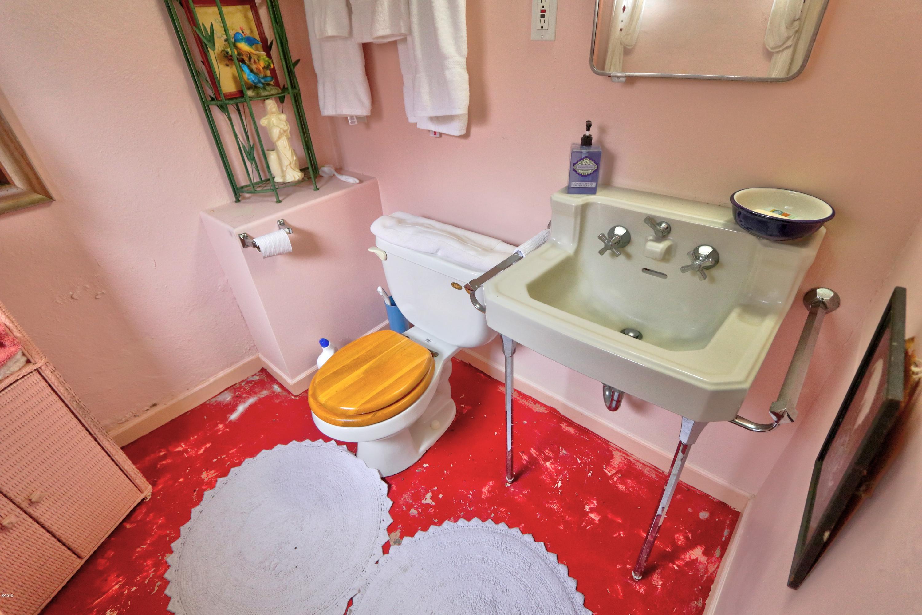 19 Southwest Hurbert Street Newport, OR 97365 - Photo 41 of 51 Lower bath