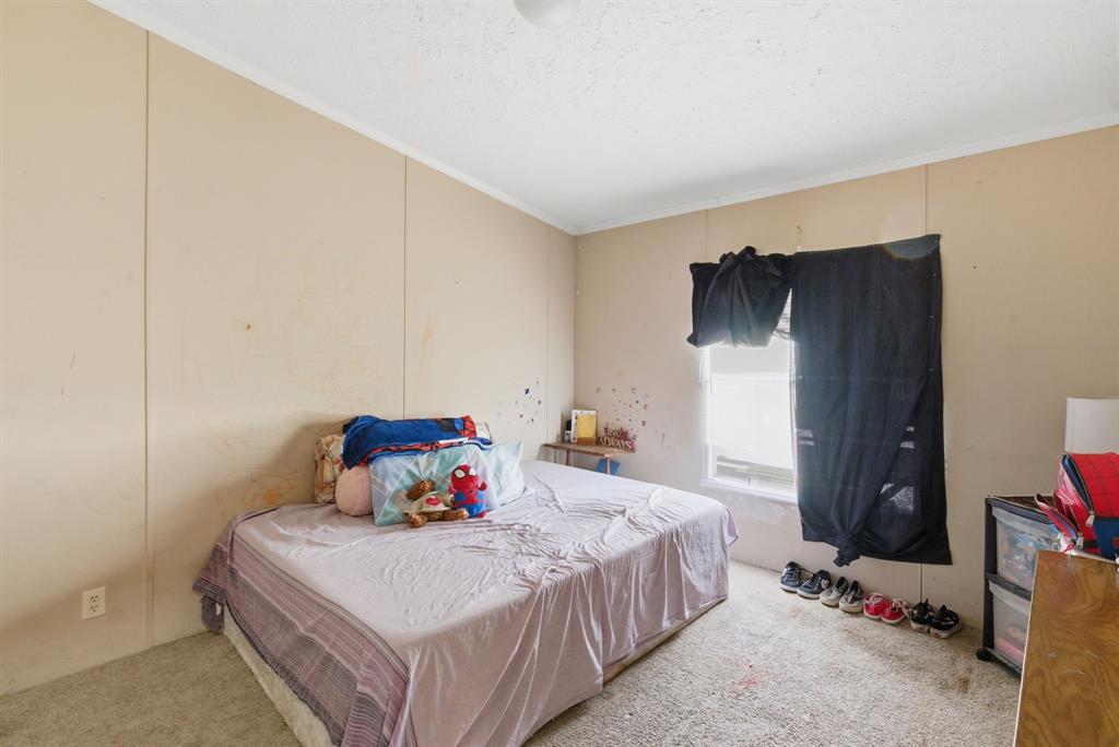 406 Hilltop Meadows Court Springtown, TX 76082 - Photo 17 of 33 a bedroom with a bed and a closet