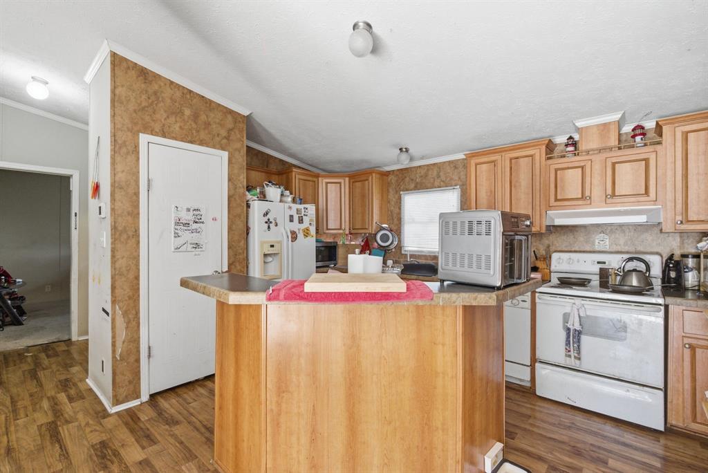406 Hilltop Meadows Court Springtown, TX 76082 - Photo 23 of 33 a kitchen that has a refrigerator and a stove