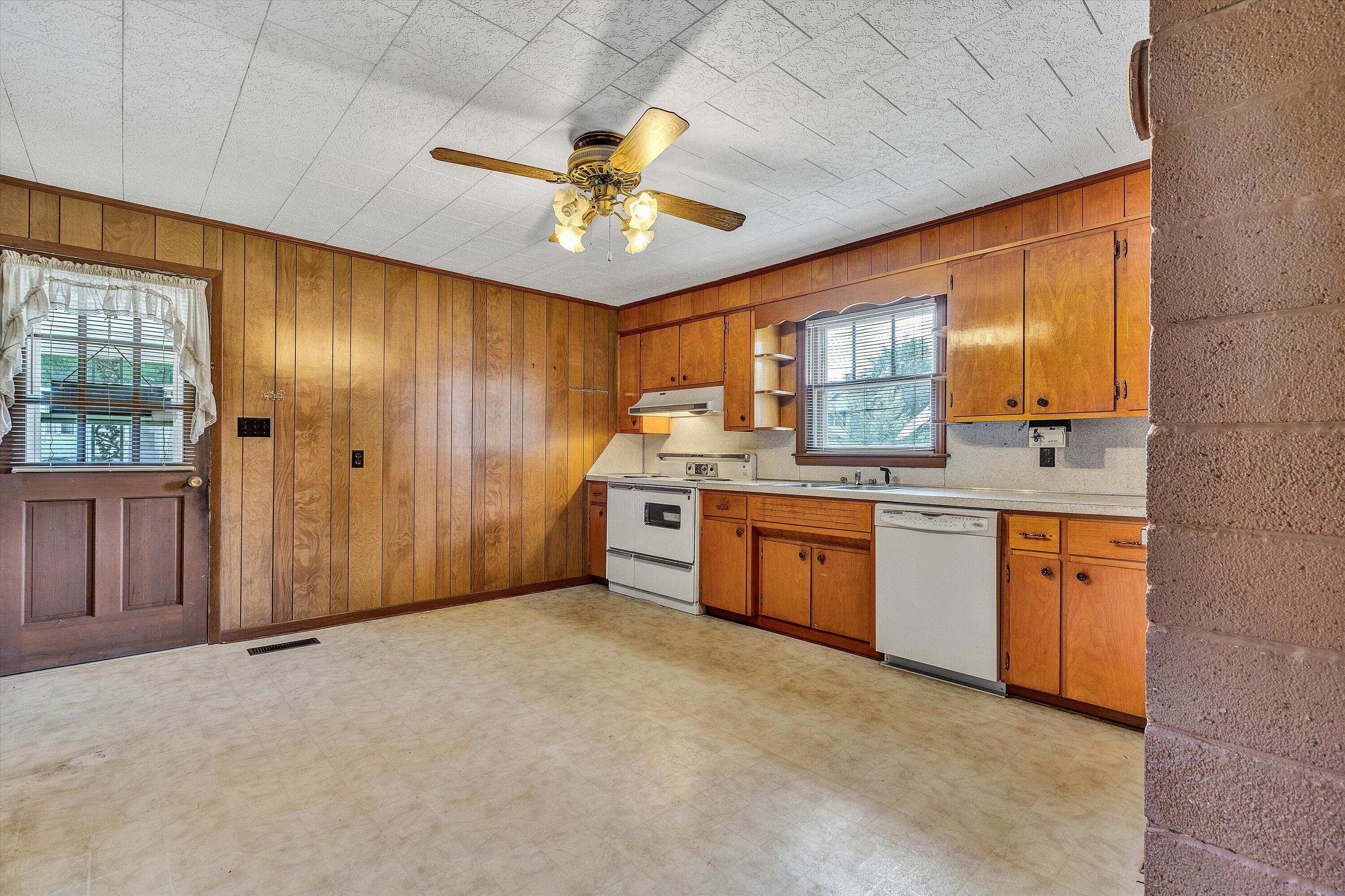 204 Farm View Road Glade Hill, VA 24092 - Photo 4 of 32 04-DSC07892