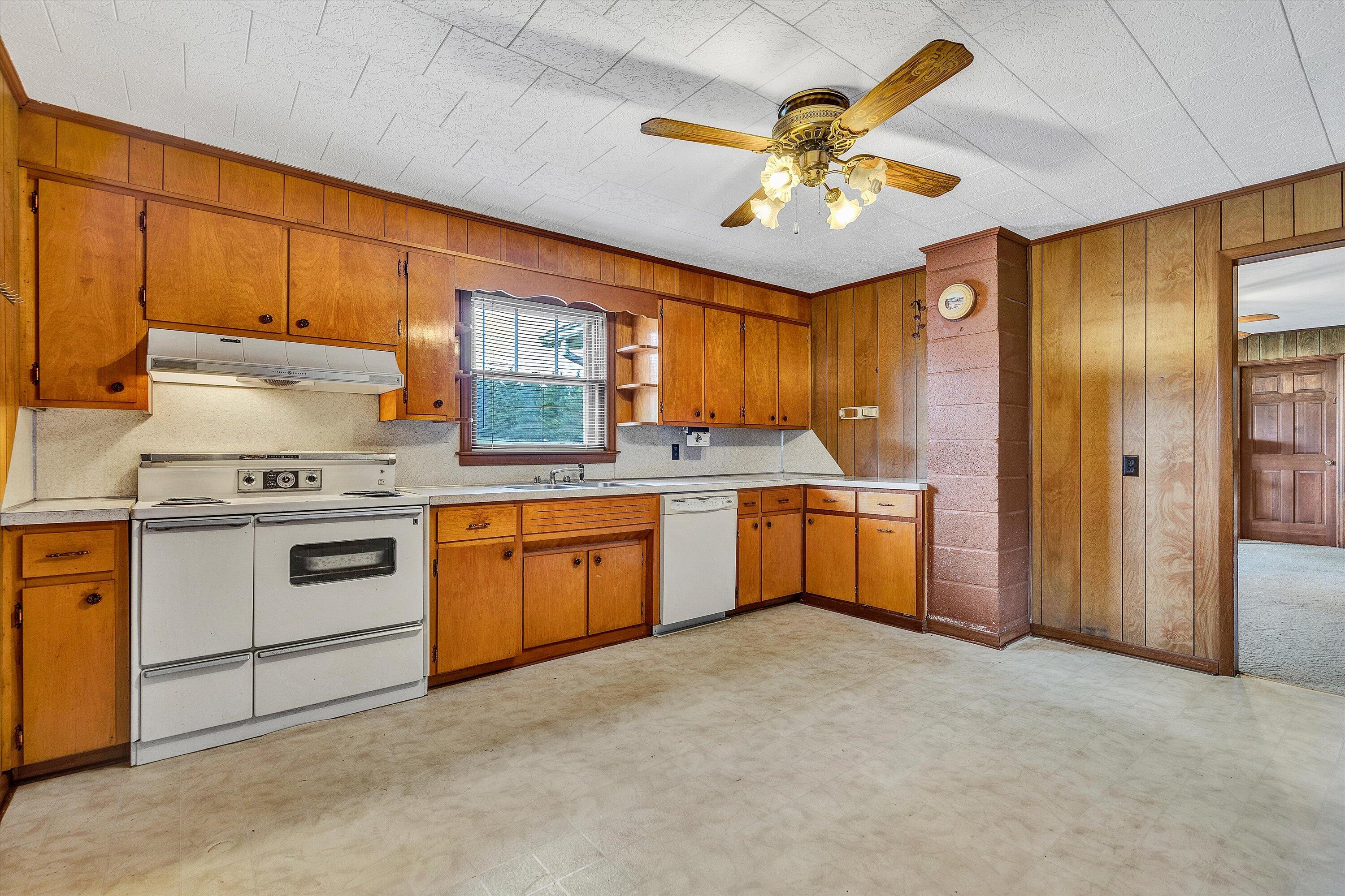 204 Farm View Road Glade Hill, VA 24092 - Photo 5 of 32 05-DSC07895