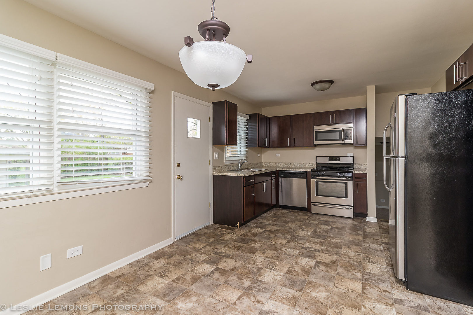 1441 Marcy Lane Wheeling, IL 60090 - Photo 9 of 28