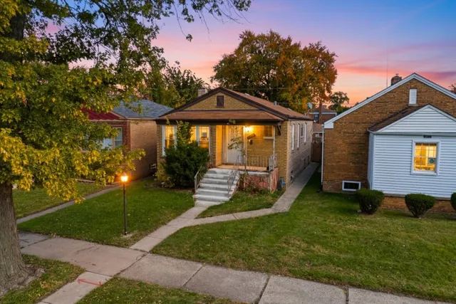 a view of a house with a backyard