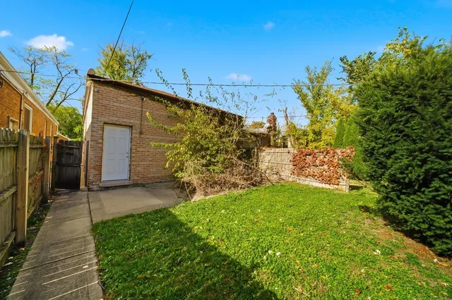 a view of a back yard of the house