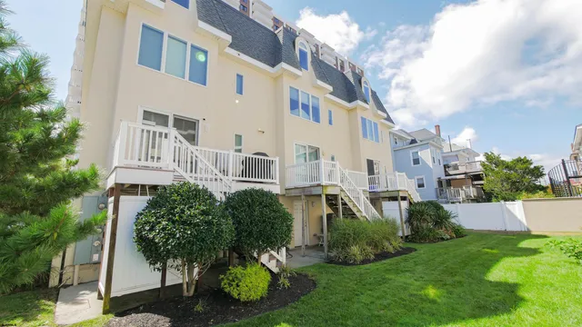 a view of an house with backyard and garden