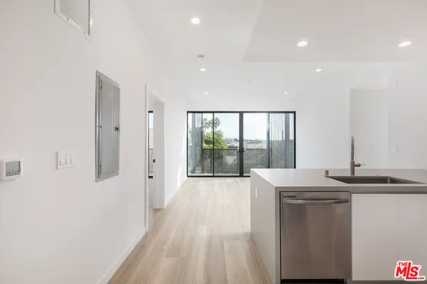 $5,995 | 829 Larrabee Street, Unit PH 404, West Hollywood, CA 90069