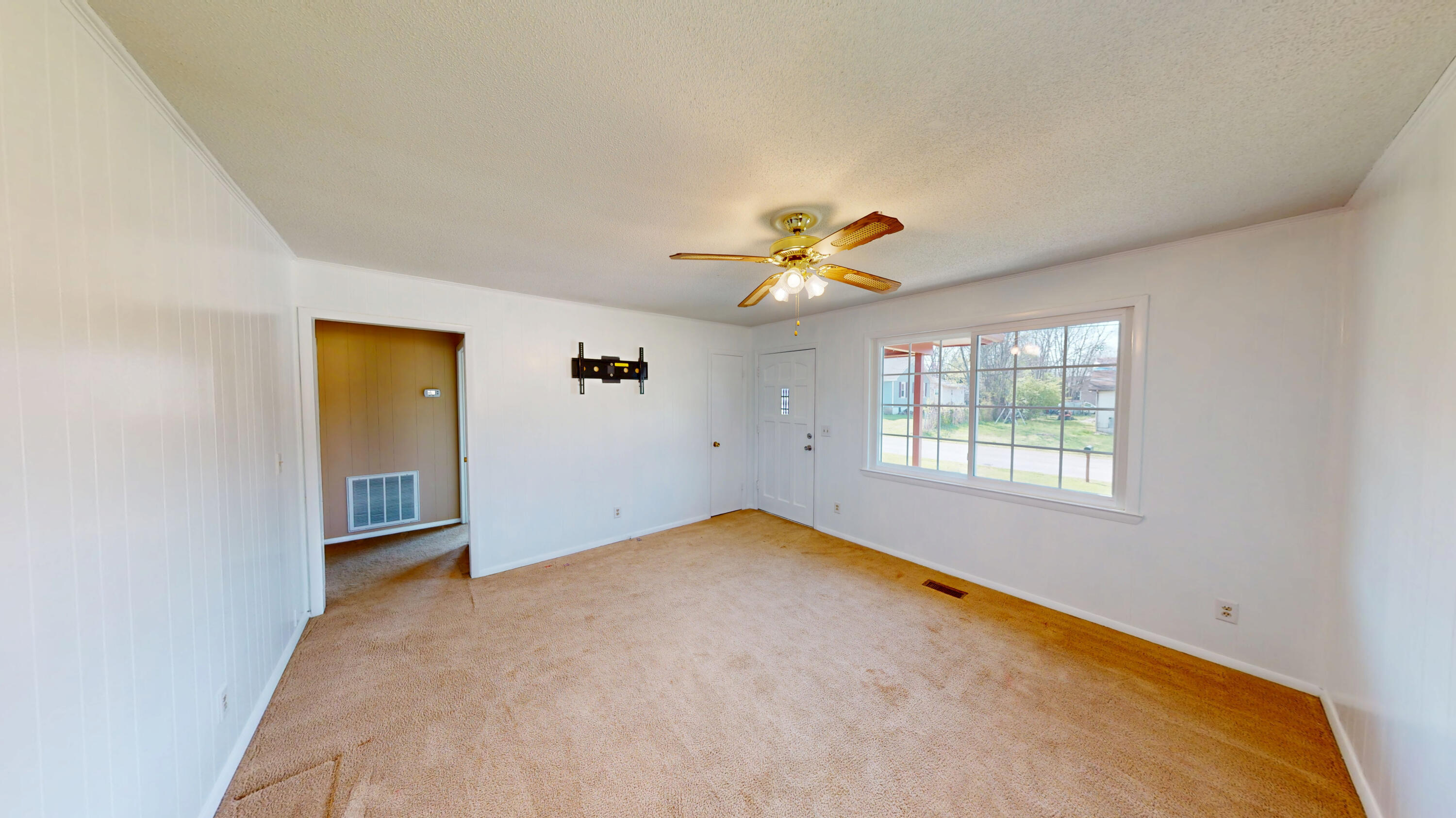 582 11th Avenue Dayton, TN 37321 - Photo 5 of 22 4-Living Room 1.5