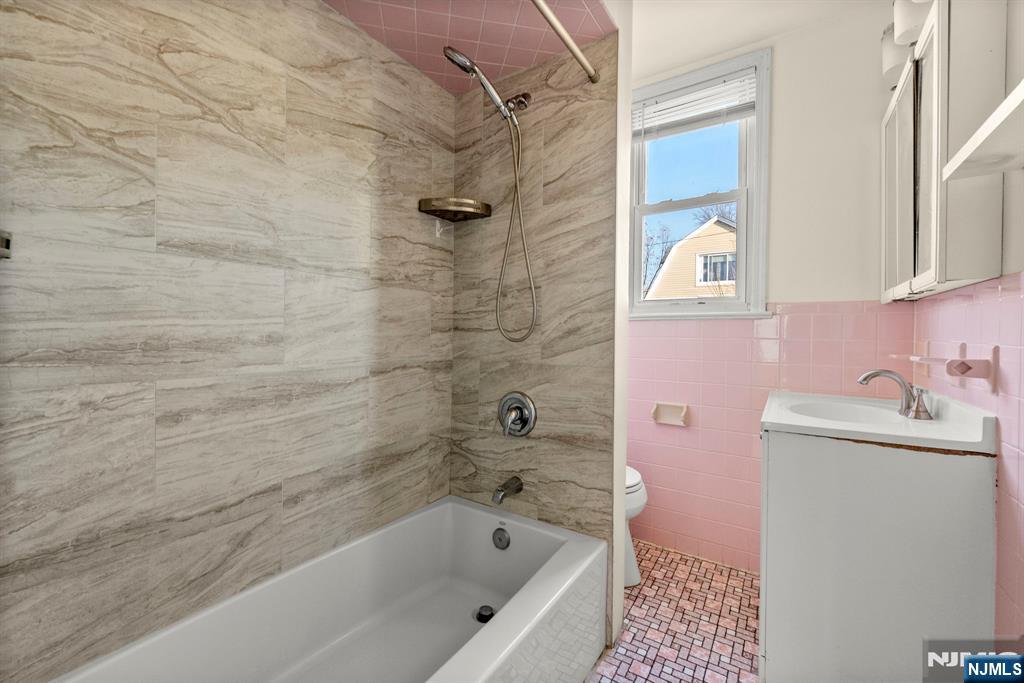 91 Headley Terrace Irvington, NJ 07111 - Photo 37 of 50 a bathroom with a bathtub and sink