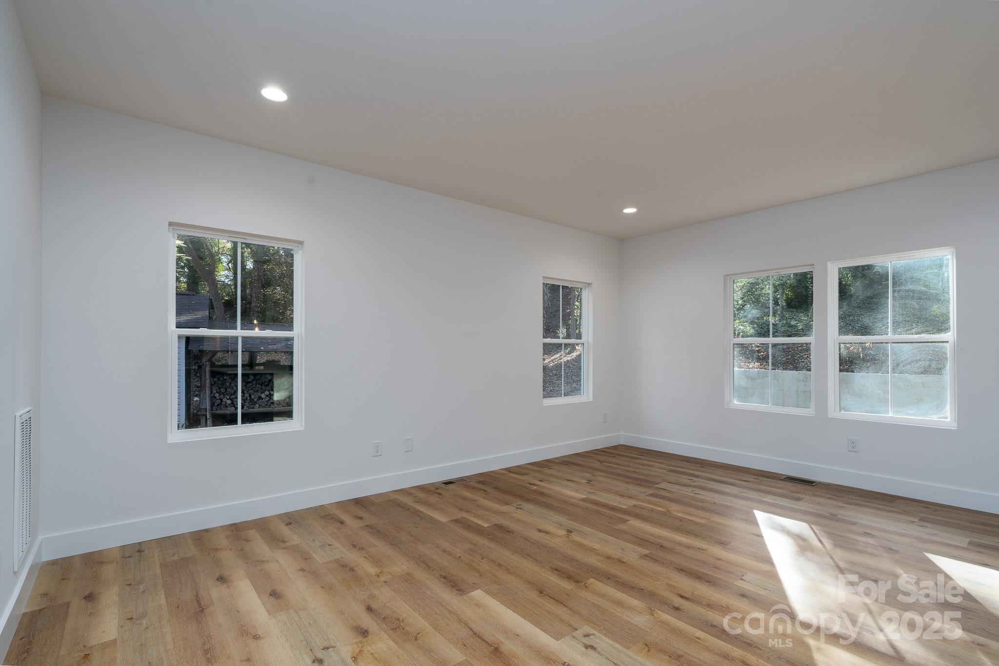 924 Oregon Street Kannapolis, NC 28083 - Photo 18 of 34 an empty room with a window