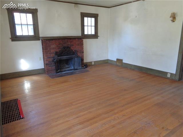 Main house: Large living room w/woodburning fireplace.