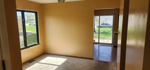 $285,000 | 548 Alton Court, Carol Stream, IL 60188