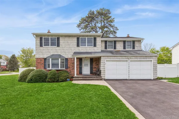 $799,990 | 2 Garvey Drive, Hauppauge, NY 11788