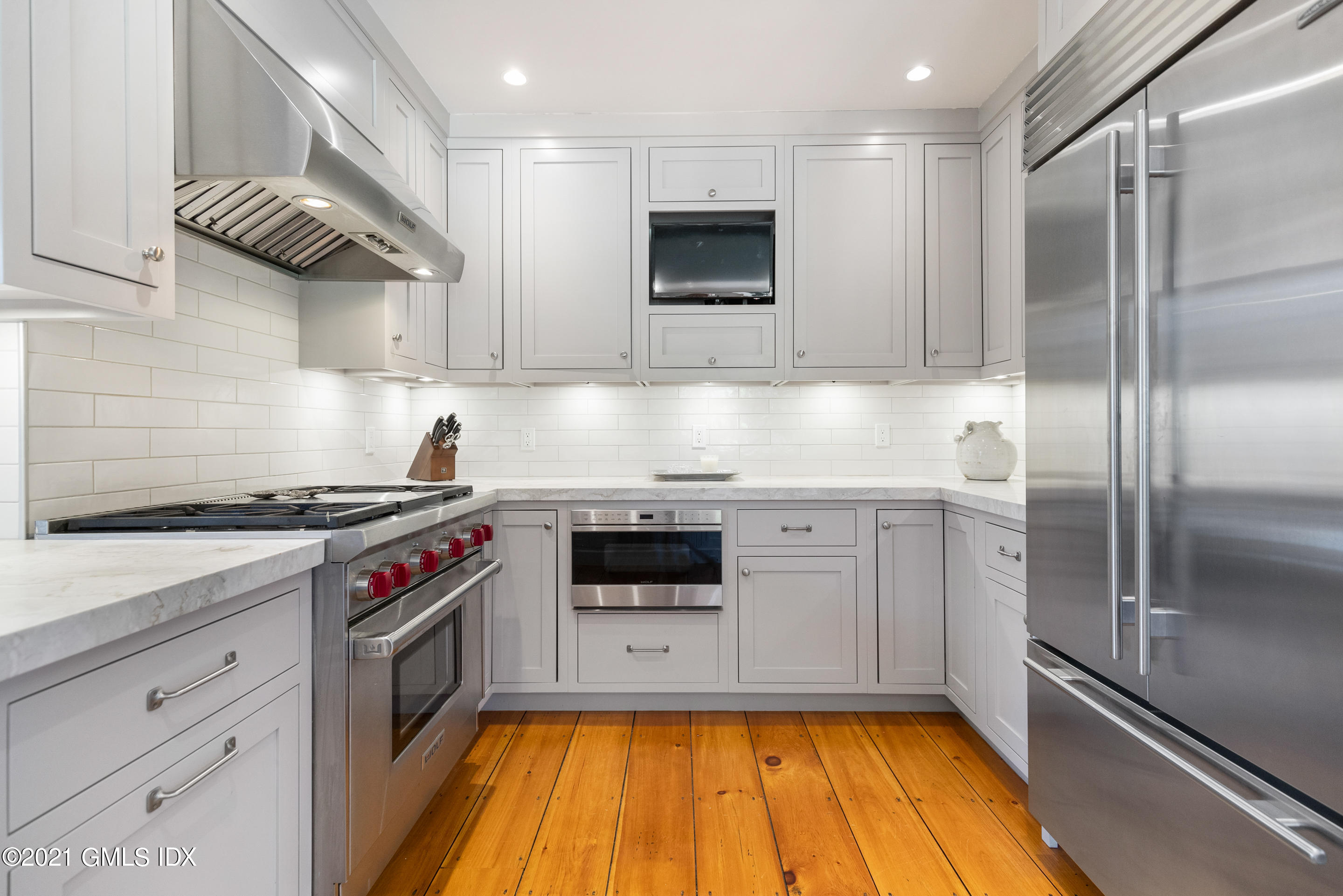46 Dewart Road Greenwich, CT 06830 - Photo 17 of 39 a kitchen with a stove and a refrigerator
