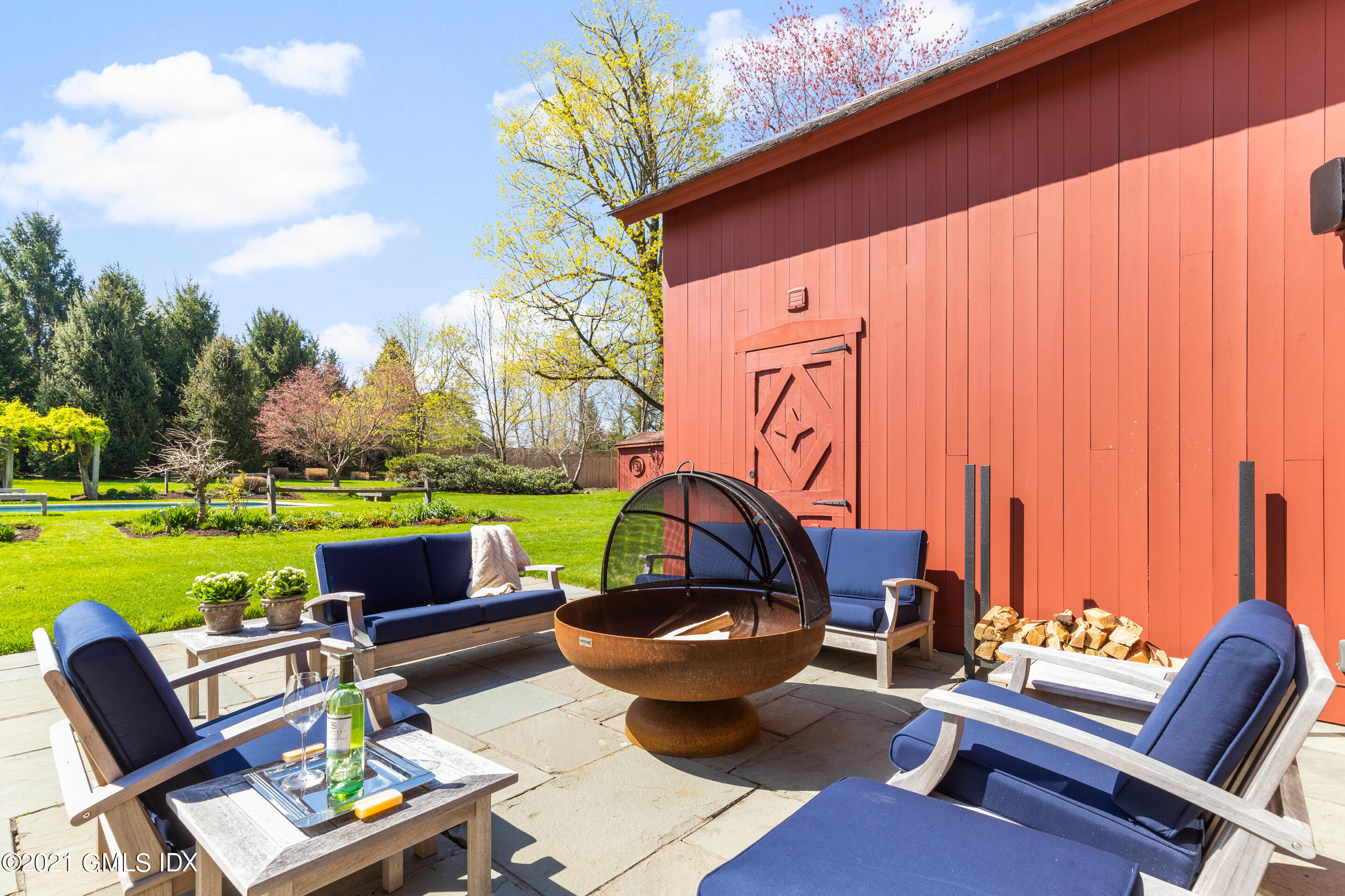 46 Dewart Road Greenwich, CT 06830 - Photo 36 of 39 a view of a chairs and table in patio with a yard