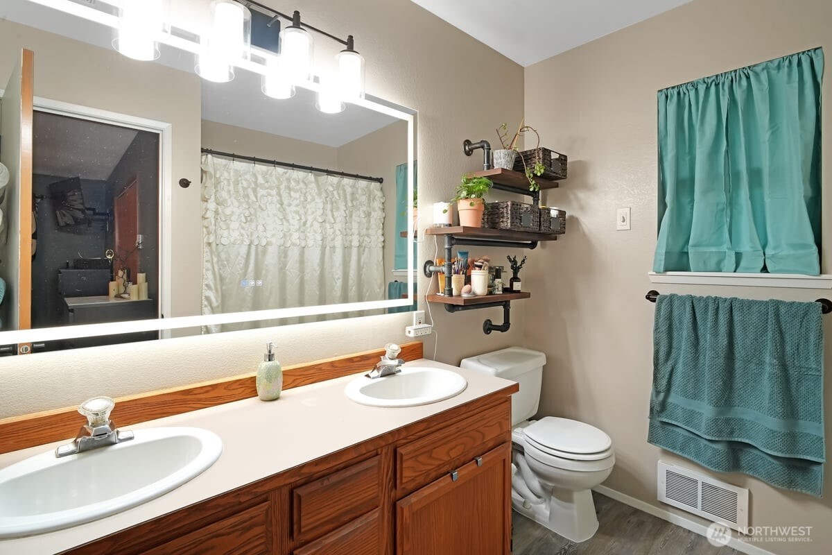 25 Clemons Road Montesano, WA 98563 - Photo 12 of 32 a bathroom with a sink a toilet and shower