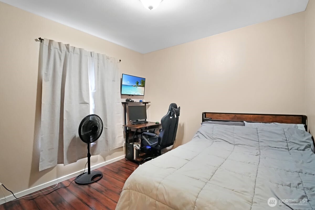 25 Clemons Road Montesano, WA 98563 - Photo 16 of 32 a bedroom with a bed and a table