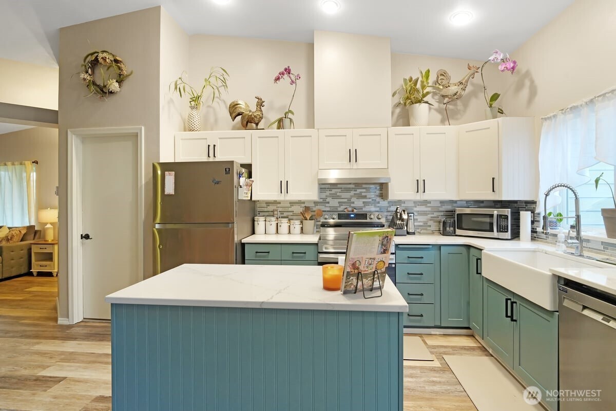 25 Clemons Road Montesano, WA 98563 - Photo 2 of 32 a kitchen with stainless steel appliances granite countertop a sink a stove and refrigerator