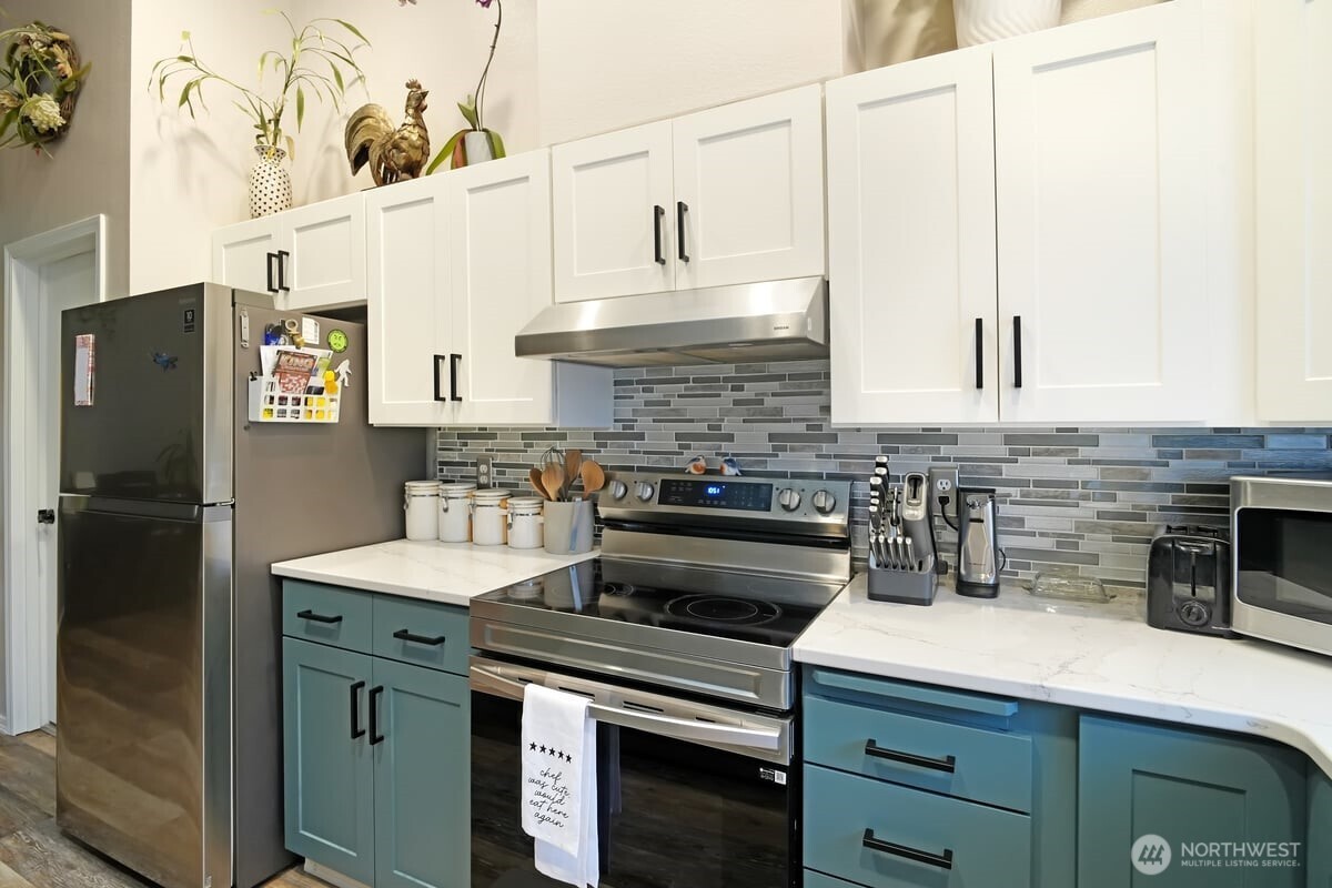 25 Clemons Road Montesano, WA 98563 - Photo 3 of 32 a kitchen with stainless steel appliances a sink stove and refrigerator