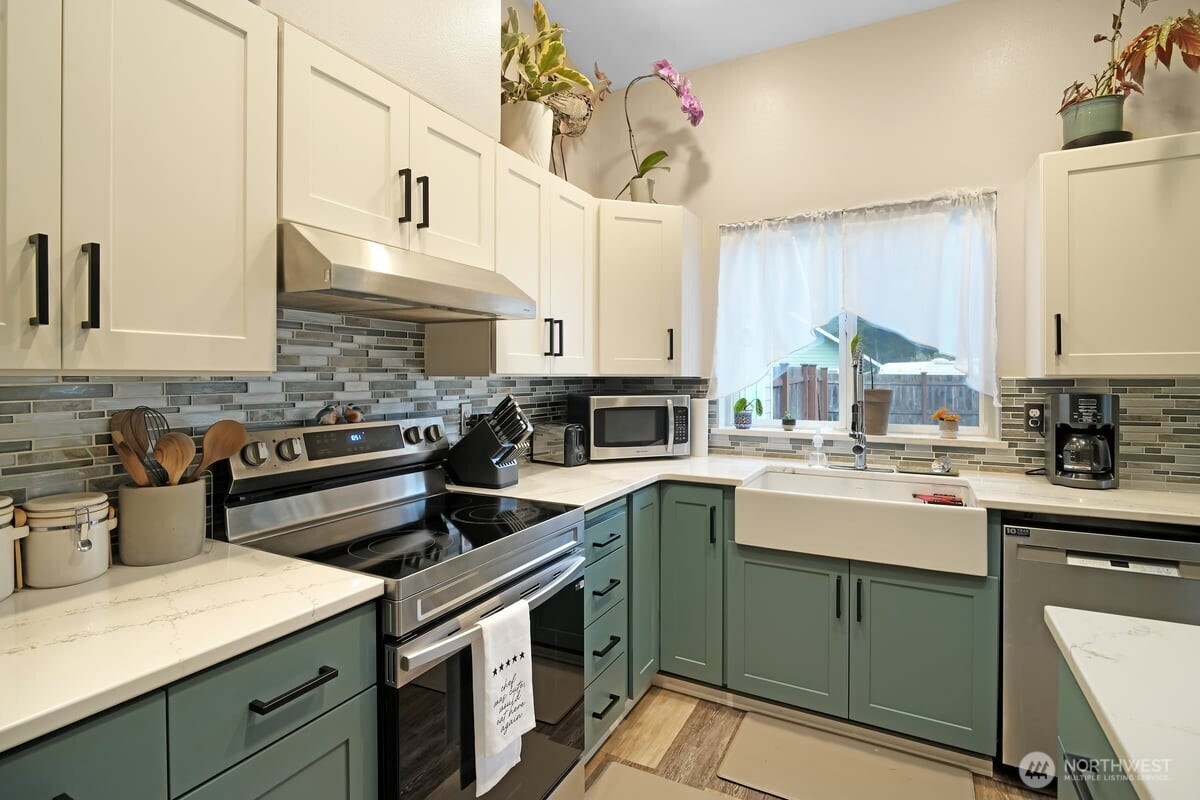 25 Clemons Road Montesano, WA 98563 - Photo 4 of 32 a kitchen with a sink cabinets and window