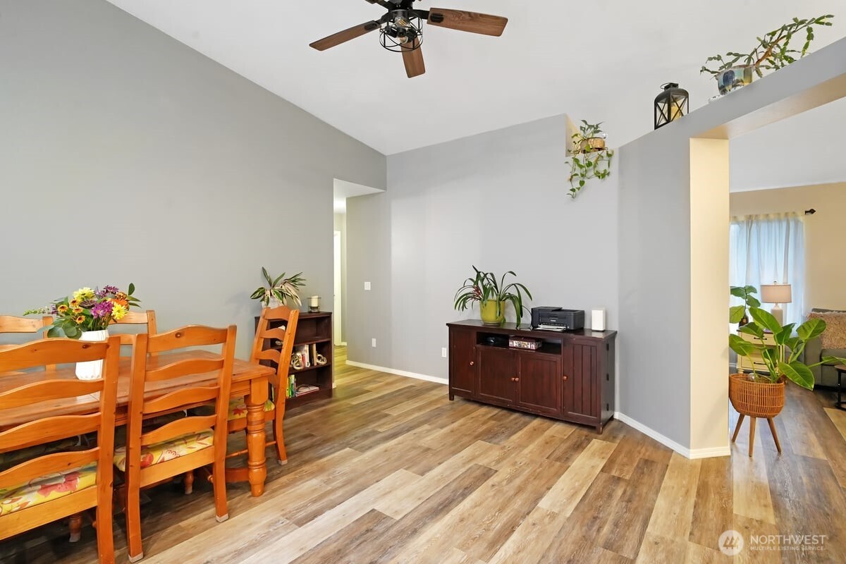 25 Clemons Road Montesano, WA 98563 - Photo 5 of 32 a room with a workspace