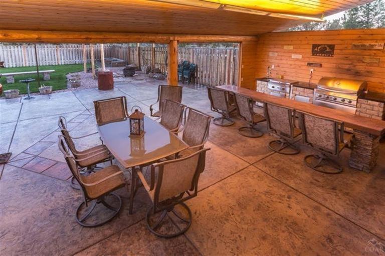 7098 Northwest Rainbow Road Terrebonne, OR 97760 - Photo 18 of 25 Outdoor kitchen area with built-ins, lig